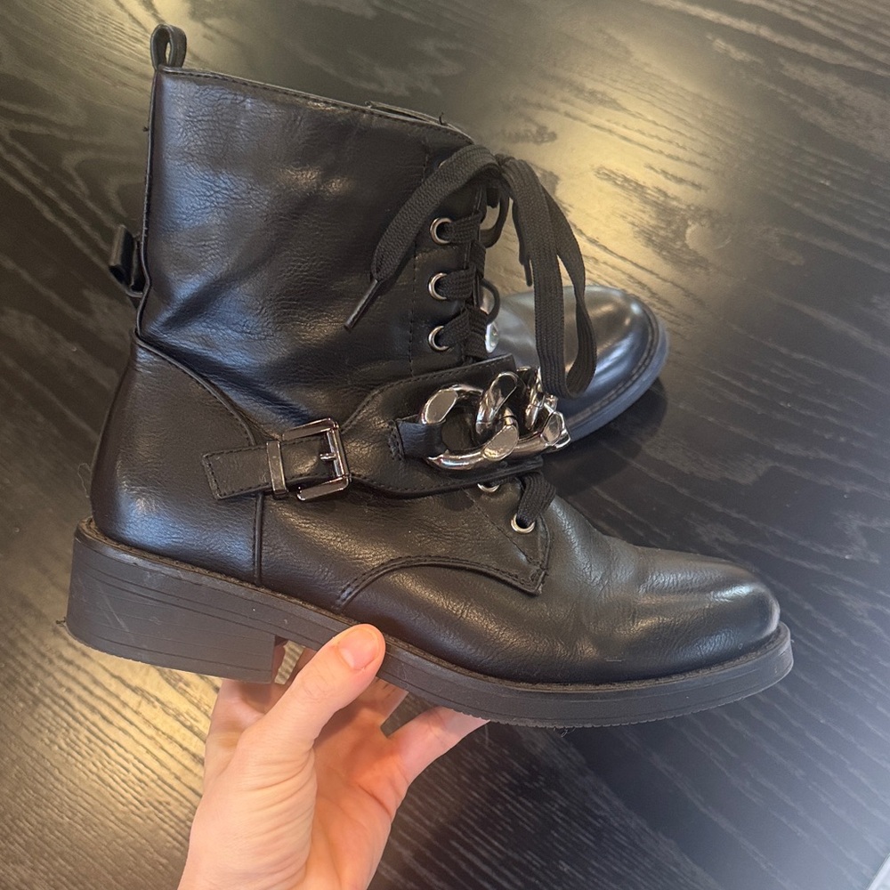 Day-Vine Black Faux Leather Women's Boots with Chain Detail